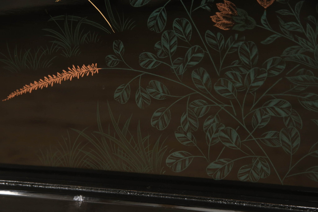 中古　モリシゲ(MORISHIGE/森繁)　漆絵　繊細な絵柄が上品な雰囲気を醸し出す和棚(飾り棚、戸棚、茶棚)(R-055773)