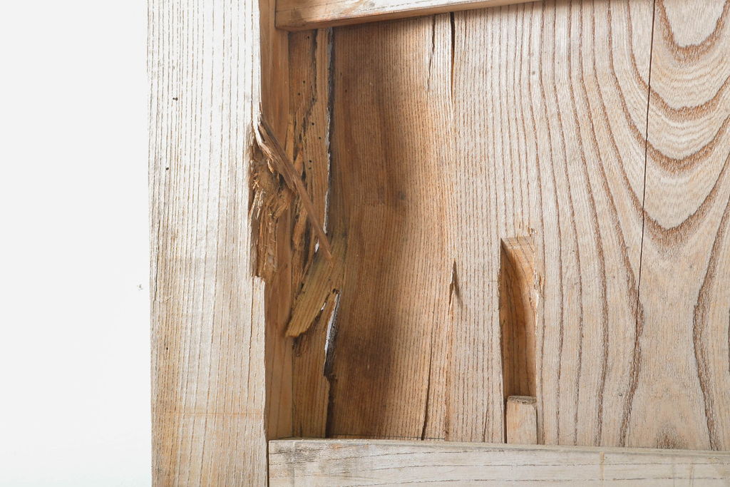 アンティーク建具　松本地方　存在感を放つ上手金具が立派な蔵戸1枚(板戸、玄関戸、引き戸)(R-060436)
