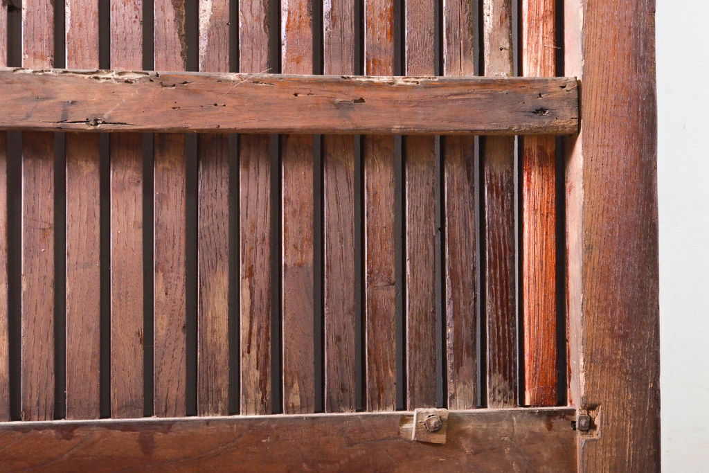 アンティーク建具　金具の意匠が立派な格子蔵戸1枚(玄関戸、引き戸、板戸)(R-060409)