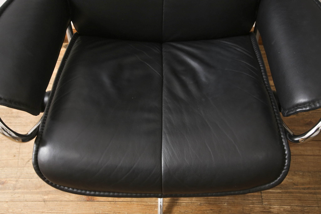 中古　美品　ノルウェー製　EKORNES(エコーネス)　City(シティ)　Mサイズ　オットマン付き!!スタイリッシュなデザインが魅力のストレスレスチェア(スターベース、1人掛けソファ、1Pソファ、アームチェア、リクライニングチェア、フットスツール、北欧、本革、レザーチェア)(定価約30万円)(R-066318)