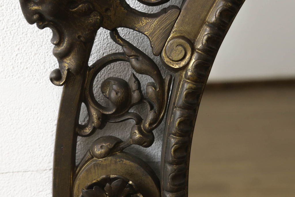 イギリスアンティーク　キャンドルホルダー付き　真鍮(しんちゅう)製　凝ったつくりの上手物!　緻密な装飾が見事なウォールミラー(壁掛けミラー、鏡)(R-058650)