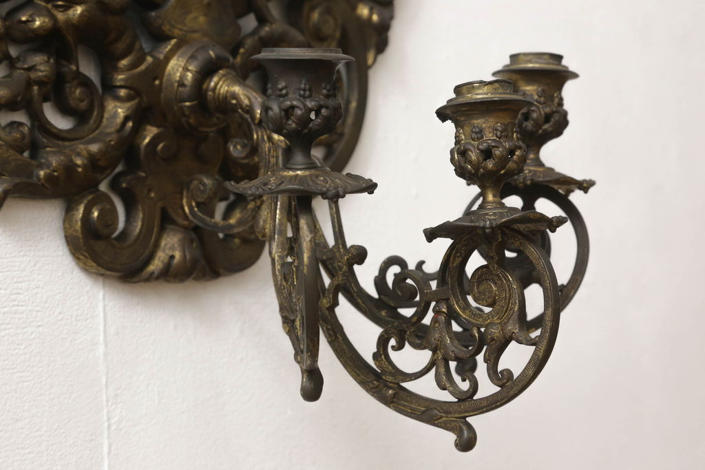 イギリスアンティーク　キャンドルホルダー付き　真鍮(しんちゅう)製　凝ったつくりの上手物!　緻密な装飾が見事なウォールミラー(壁掛けミラー、鏡)(R-058650)
