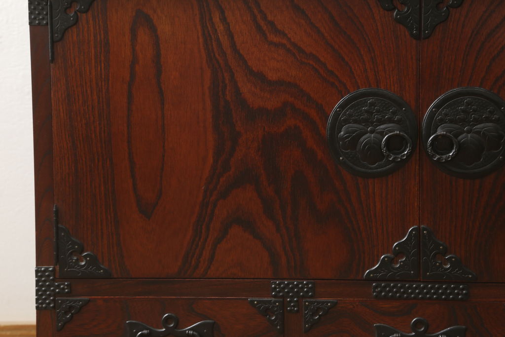 中古　美品　岩谷堂箪笥　左右対称の美しい木目が目を引く飾り棚(陳列棚、収納棚、戸棚、茶棚)(R-060597)