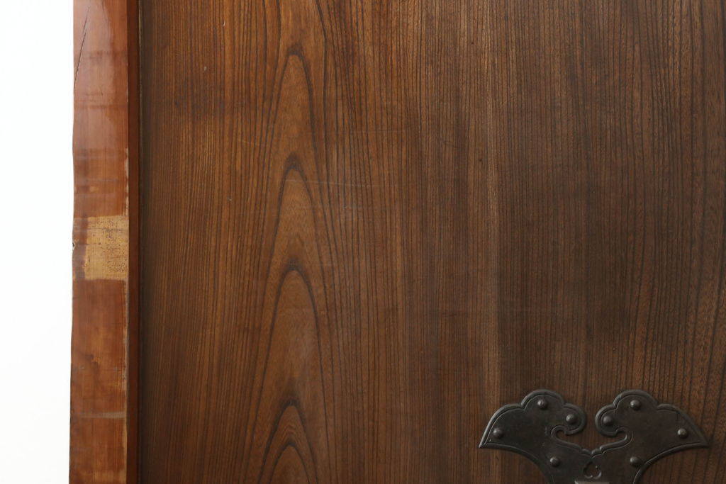 アンティーク建具　檜(ヒノキ)材　欅(ケヤキ)材　大きな金具が存在感抜群の庄内蔵戸1枚(引き戸、玄関戸、板戸)(R-060251)