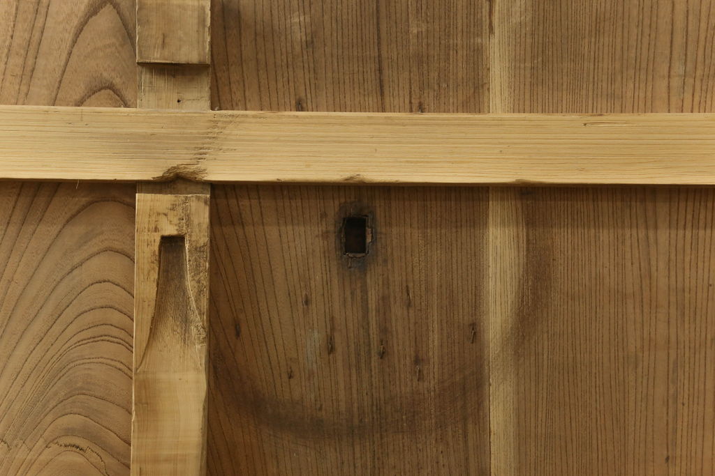 アンティーク建具　檜(ヒノキ)材　欅(ケヤキ)材　大きな金具が存在感抜群の庄内蔵戸1枚(引き戸、玄関戸、板戸)(R-060251)