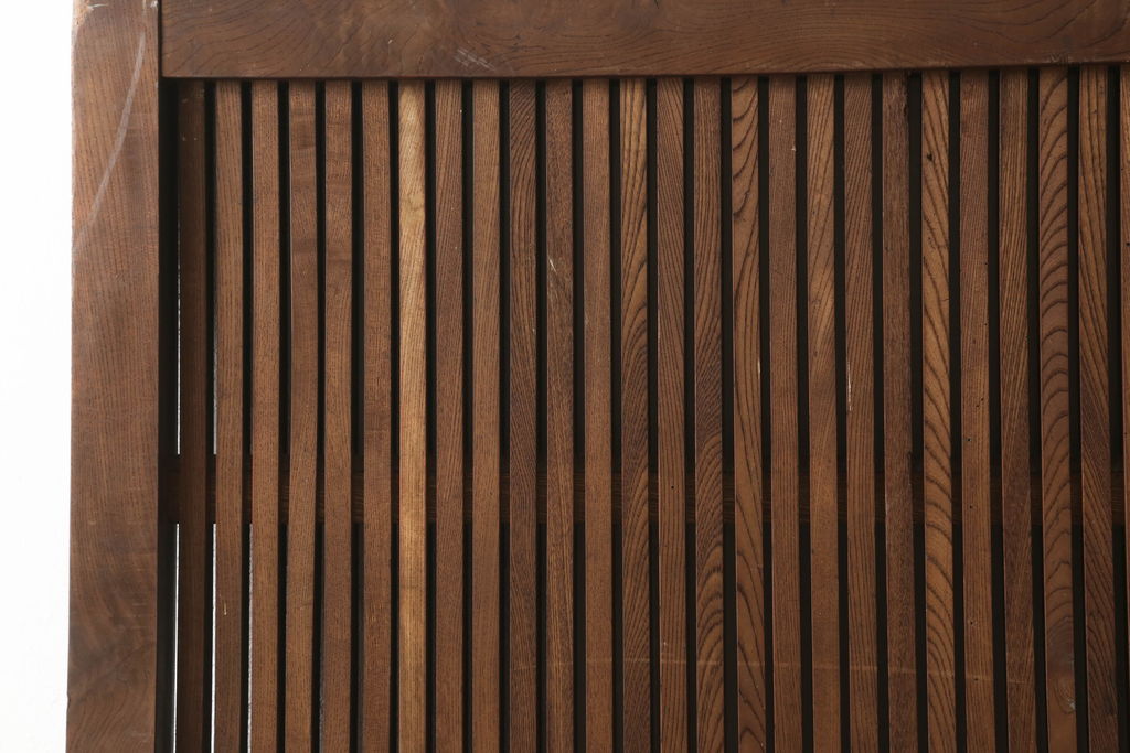 アンティーク建具　総欅(ケヤキ)材　大振りの金具が目を惹く格子蔵戸1枚(玄関戸、引き戸)(R-060924)