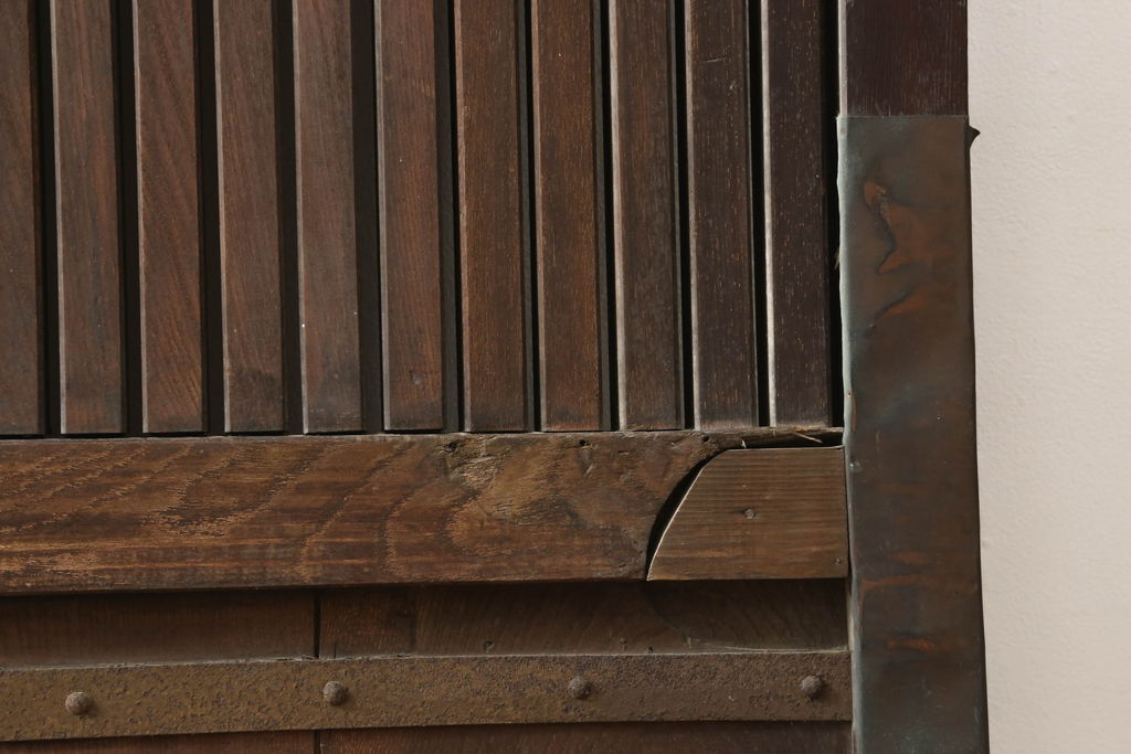 アンティーク建具　総欅(ケヤキ)材　大きな金具が存在感を放つ格子蔵戸1枚(玄関戸、引き戸)(R-060925)