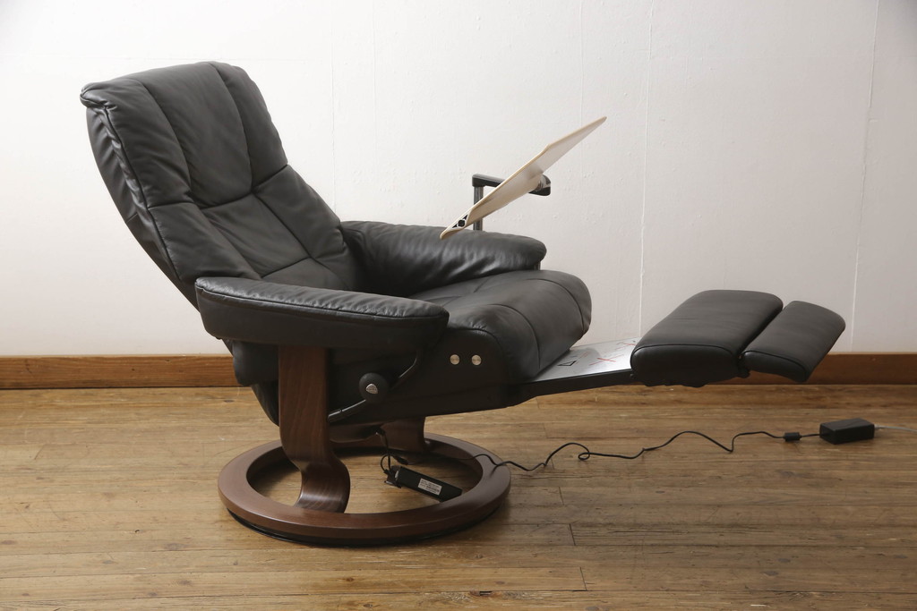 中古　極美品　ノルウェー製　EKORNES(エコーネス)　 Mayfair(メイフェア)　Mサイズ　希少!!　電動式フットレスト付きが珍しい!高級感漂うコンピューターテーブル付きストレスレスチェア(クラシックベース、アームチェア、リクライニングチェア、椅子、イス、1人掛けソファ、1Pソファ、北欧、本革、レザー)(定価約50万円)(R-066324)