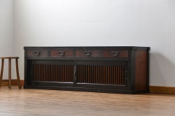 【セミオーダー家具実例】大正昭和初期の本箱に高品質リペアを施しました。取り外し可能な棚板を新規製作し設置。扉部分にはクリアガラスをはめ込みました。お品物に合わせて1トーン程度落ち着いた色味に仕上げ、上品な大正ロマンな雰囲気に!(収納棚、ブックケース、飾り棚)