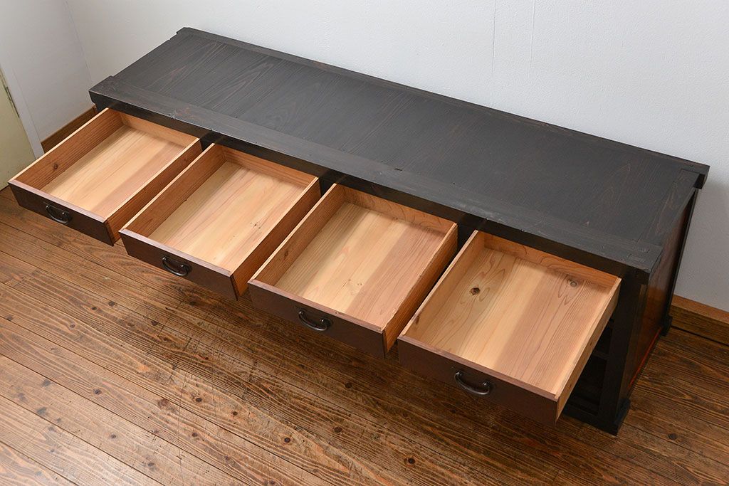 【セミオーダー家具実例】明治期の水屋箪笥を現代のお部屋にマッチするようにローボードへリメイク。新たに天板を取り付け、引き出しはそのままに、引き戸のメンテナンス、背面も新材にてはり直し。引き戸内には取り外し可能な棚板を設置。着色は黒っぽい茶色と赤みがかった茶色のツートーンで仕上げました。(テレビ台、テレビボード、収納棚、キャビネット)