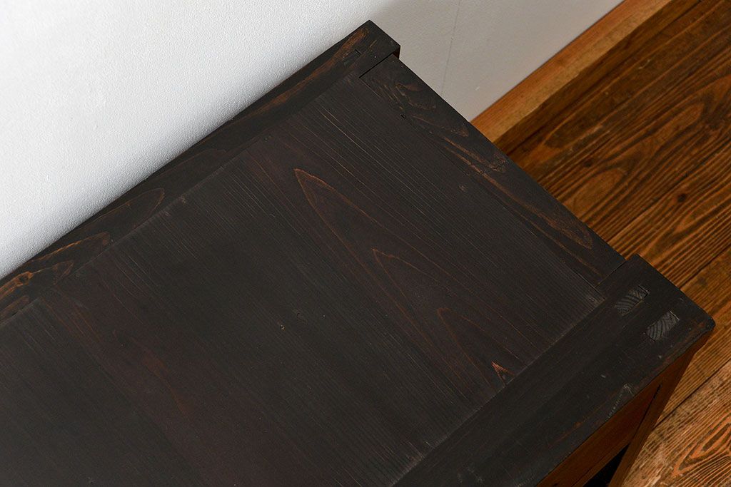 【セミオーダー家具実例】明治期の水屋箪笥を現代のお部屋にマッチするようにローボードへリメイク。新たに天板を取り付け、引き出しはそのままに、引き戸のメンテナンス、背面も新材にてはり直し。引き戸内には取り外し可能な棚板を設置。着色は黒っぽい茶色と赤みがかった茶色のツートーンで仕上げました。(テレビ台、テレビボード、収納棚、キャビネット)