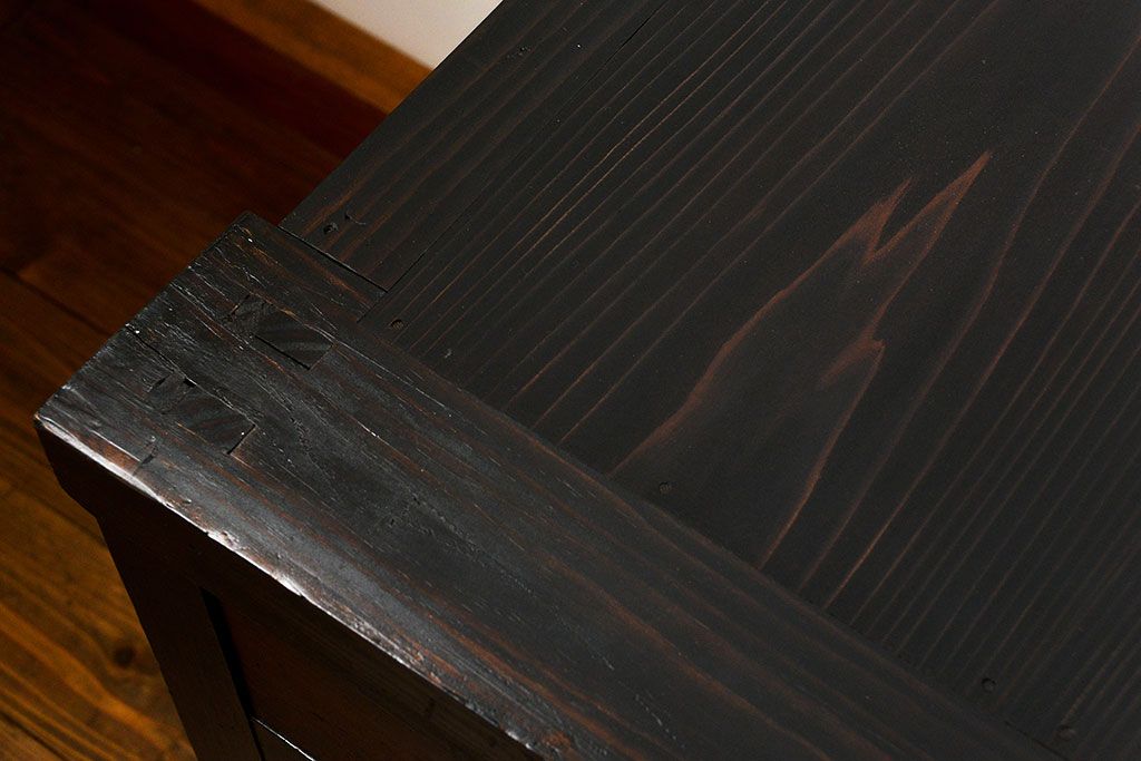 【セミオーダー家具実例】明治期の水屋箪笥を現代のお部屋にマッチするようにローボードへリメイク。新たに天板を取り付け、引き出しはそのままに、引き戸のメンテナンス、背面も新材にてはり直し。引き戸内には取り外し可能な棚板を設置。着色は黒っぽい茶色と赤みがかった茶色のツートーンで仕上げました。(テレビ台、テレビボード、収納棚、キャビネット)