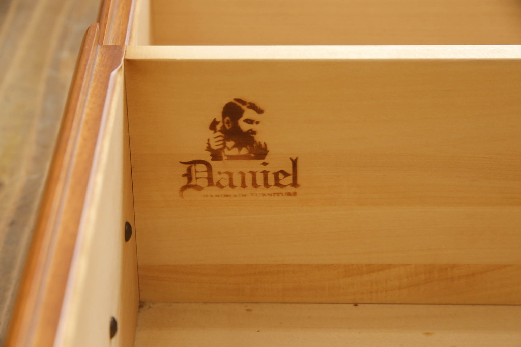 中古　美品!!　横浜クラシック家具　ダニエル(daniel)　アーリーアメリカン　カントリースタイルにおすすめなチェスト(小抽斗タンス、引き出し、洋服タンス、ハイチェスト)(定価約35万円)(R-066408)