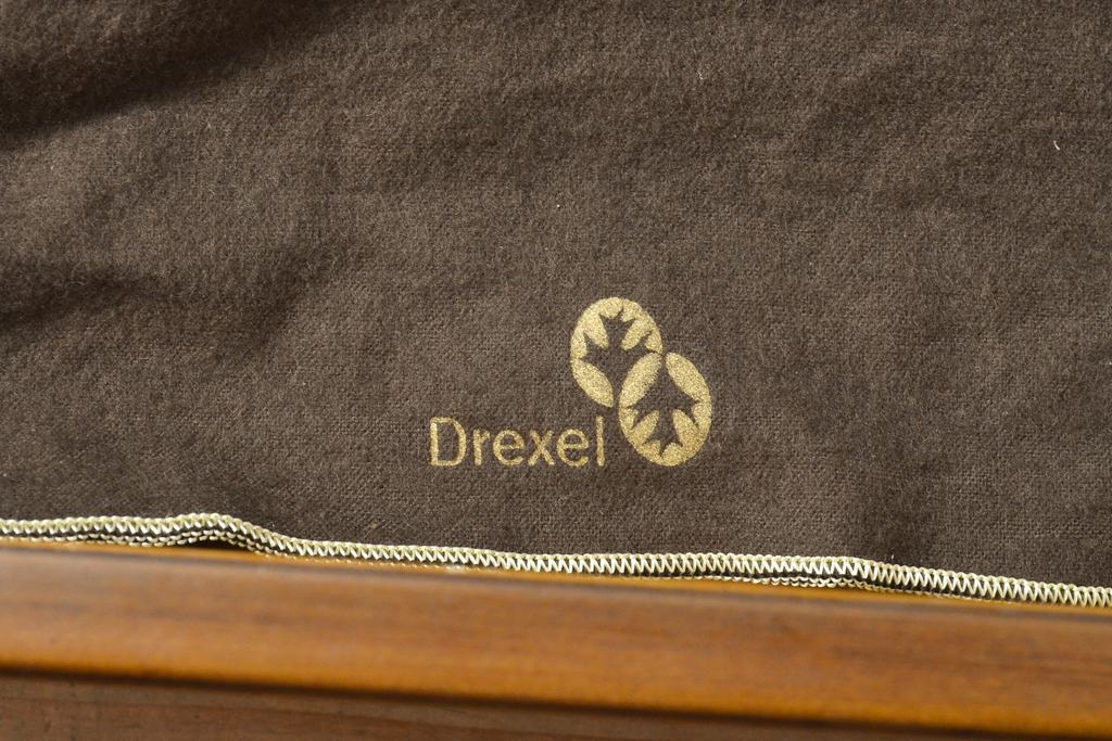 中古　美品　DREXEL HERITAGE(ドレクセルヘリテイジ)　細部まで凝ったつくりが美しいサイドボード(収納棚、戸棚、サーバー、カウンターテーブル)(R-055403)