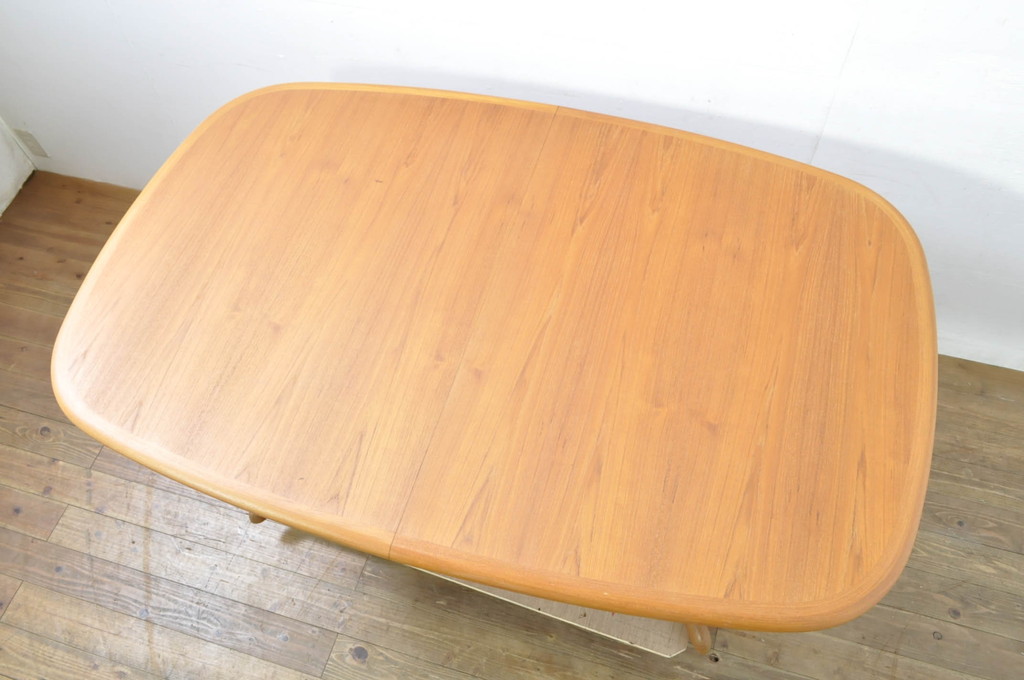 デンマークビンテージ　美品!!　GUDME(グドメ)　チーク材　バイカラーの拡張天板で異なる雰囲気が楽しめるエクステンションダイニングテーブル(エクステンションテーブル、食卓、4人掛け、6人掛け、ヴィンテージ、北欧)(R-079954)