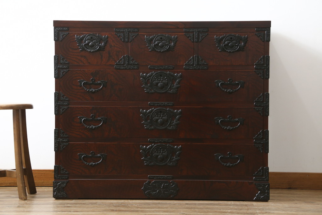 中古　美品!!　岩谷堂箪笥　漆塗り　力強い杢目と重厚感ある金具が魅力の整理箪笥(和たんす、衣装タンス、収納箪笥、引き出し、サイドチェスト、サイドボード)(R-079439)