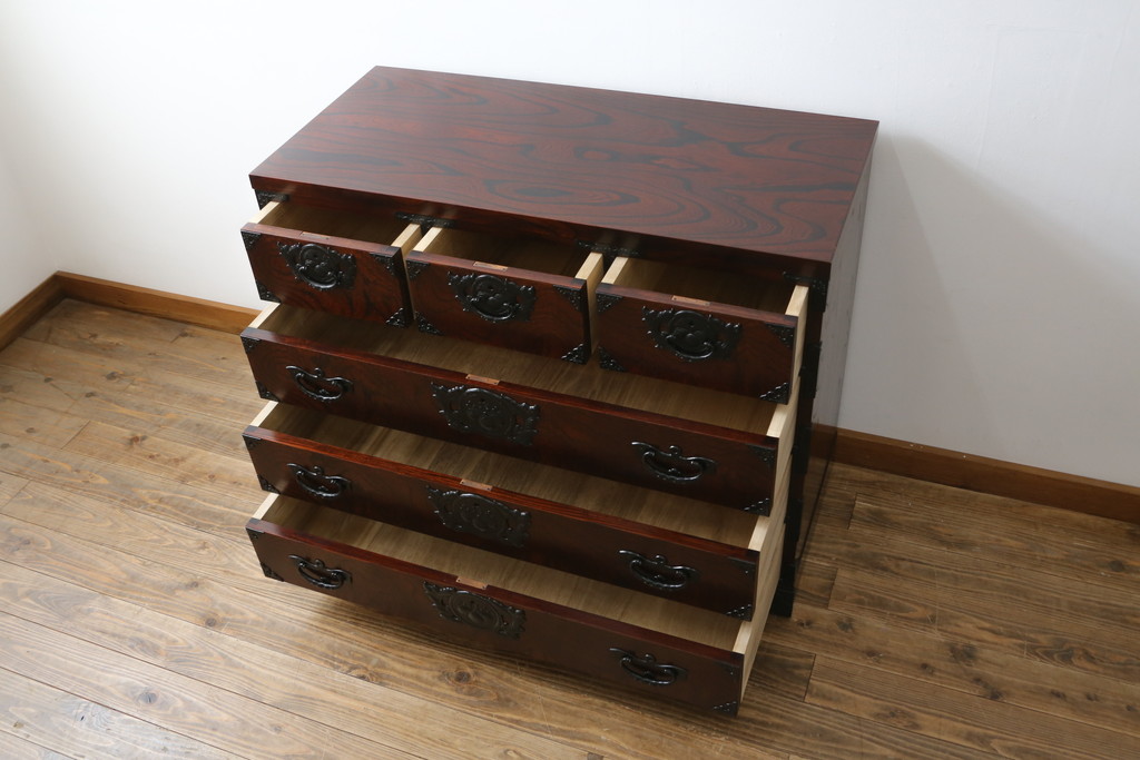 中古　美品!!　岩谷堂箪笥　漆塗り　力強い杢目と重厚感ある金具が魅力の整理箪笥(和たんす、衣装タンス、収納箪笥、引き出し、サイドチェスト、サイドボード)(R-079439)