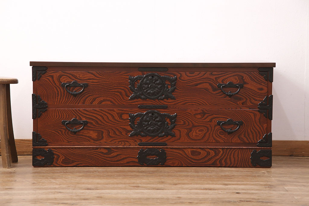 中古　黒い金具とくっきりとした杢目が存在感を放つ岩谷堂箪笥ローチェスト(ローボード、テレビ台)(R-050935)