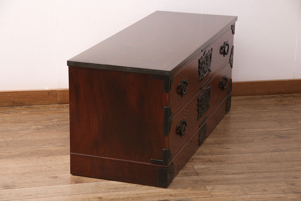 中古　黒い金具とくっきりとした杢目が存在感を放つ岩谷堂箪笥ローチェスト(ローボード、テレビ台)(R-050935)