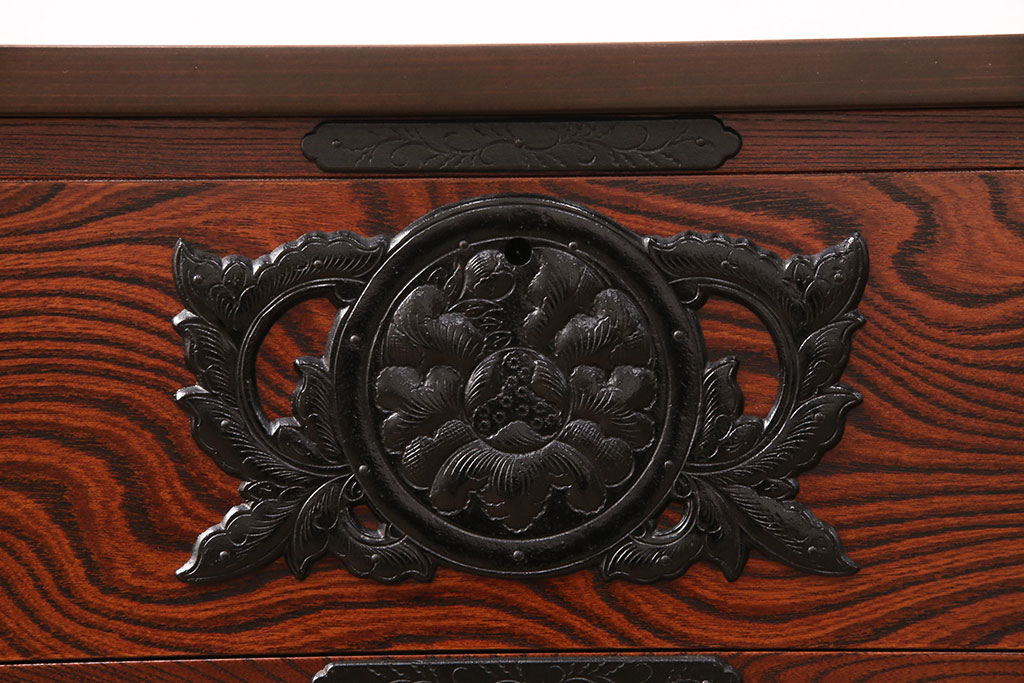 中古　黒い金具とくっきりとした杢目が存在感を放つ岩谷堂箪笥ローチェスト(ローボード、テレビ台)(R-050935)