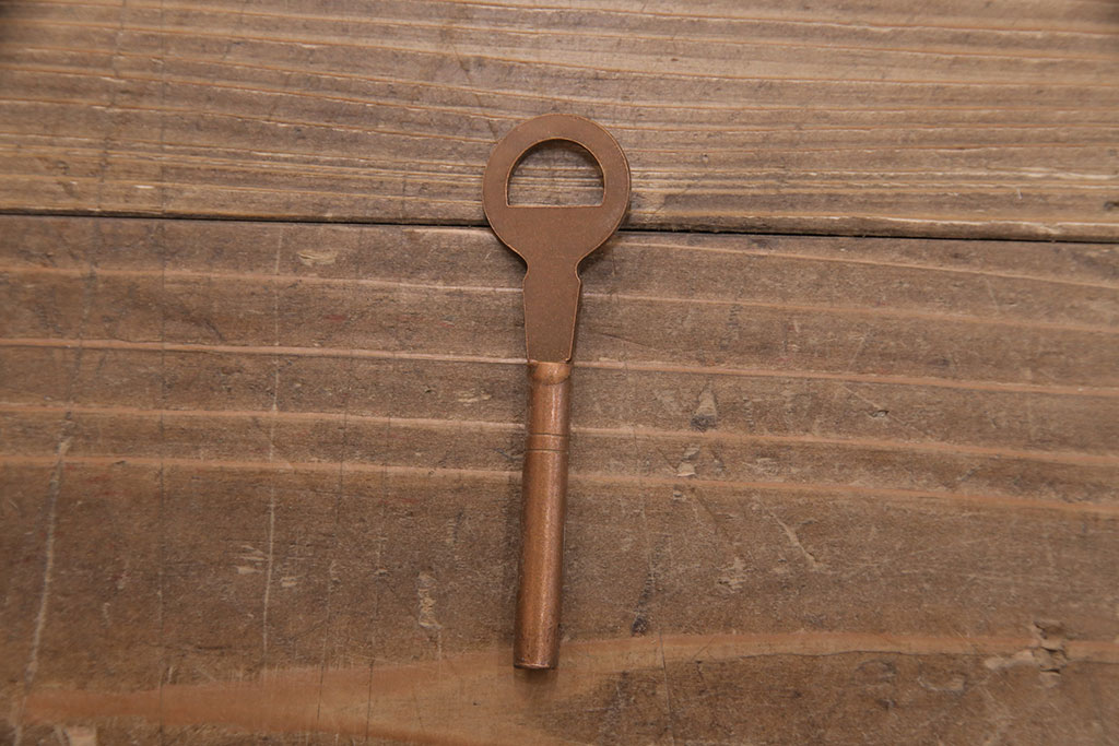 中古　黒い金具とくっきりとした杢目が存在感を放つ岩谷堂箪笥ローチェスト(ローボード、テレビ台)(R-050935)