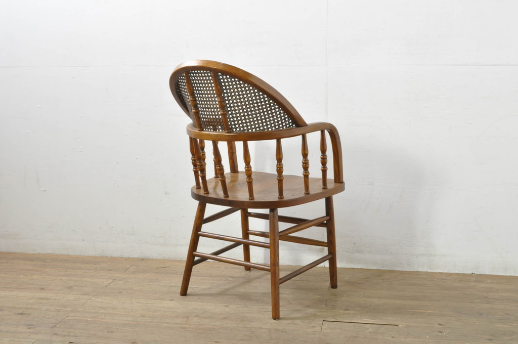中古　美品!!　ブランド家具　Shin-Lee(シンリー) 　滑らかな木肌とシックな佇まいが魅力のアームチェア(板座チェア、椅子、イス、ウィンザーチェア)(R-080047)