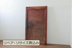 ガラス戸2枚をリペア&カスタム!高さと幅をリサイズし、ガラスはすりガラスへ差し替え、戸車取付け。戸枠を製作し、現状の色味を活かした木あじ仕上げ。(建具、引き戸)