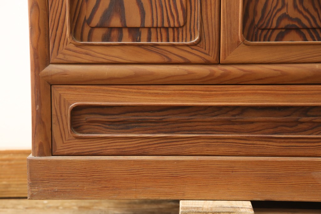 中古 美品 肥松 くっきりと際立った木目が美しい和風飾り棚(茶棚、収納棚、戸棚)(R-056532)