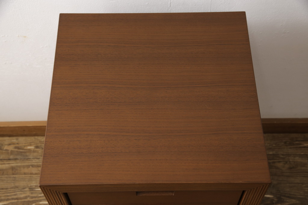中古　超美品　CONDE　HOUSE(カンディハウス)　ウォールナット　ストライプ　DR-46　落ち着いた色合いとシンプルなデザインが魅力のサイドデスク(サイドチェスト、ナイトテーブル、サイドテーブル)(定価約20万円)(R-058168)