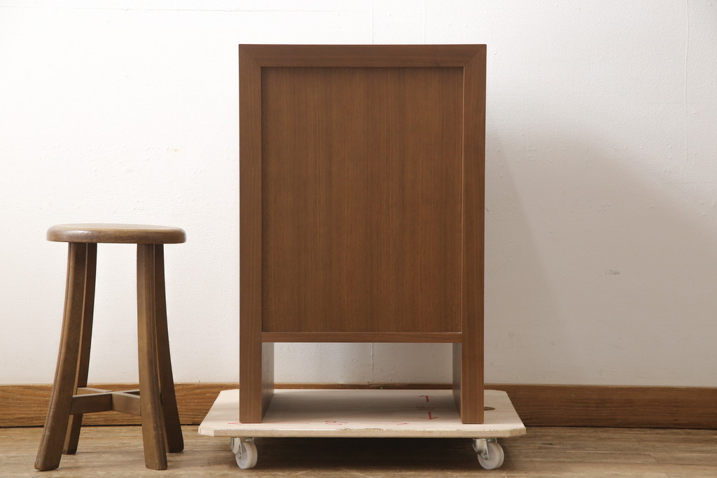 中古　超美品　CONDE　HOUSE(カンディハウス)　ウォールナット　ストライプ　DR-46　落ち着いた色合いとシンプルなデザインが魅力のサイドデスク(サイドチェスト、ナイトテーブル、サイドテーブル)(定価約20万円)(R-058168)