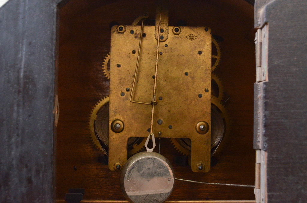 和製アンティーク　Meiji(明治時計社)　重厚感ある特徴的なデザインが素敵な置き時計(置時計、古時計)(R-072506)