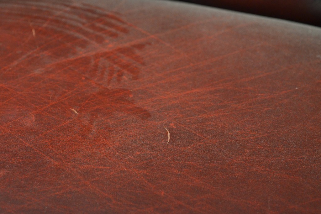 中古　スペイン製　VAROSA VALENTI(バロッサ バレンティ)　傷みあり　本革・猫脚のアンティーク風レザーソファ(2人掛けソファ、ラブソファ)(定価約110万円)(R-056068)