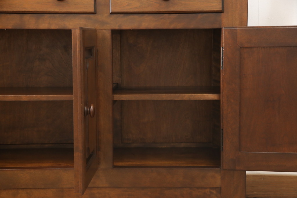 中古　松本民芸家具　西洋の伝統的なデザインをモチーフにしたリネン型食器棚(キャビネット、カップボード、収納棚、戸棚)(定価約125万円)(R-055408)