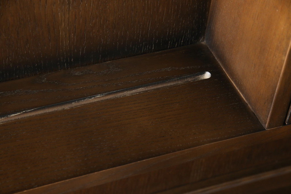 イギリスヴィンテージ　ブリティッシュカントリーな雰囲気に似合うニレ材製のキャビネット(カップボード、収納棚、戸棚、ビンテージ)(R-050190)