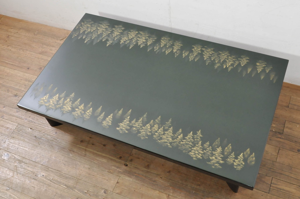 中古　希少な廃番品!!　高級品　モリシゲ(MORISHIGE/森繁)　伝統工芸・彫漆(ちょうしつ)の美しい図柄が目を引く黒漆塗りの座卓(ローテーブル、センターテーブル、リビングテーブル)(定価約100万超)(R-080071)