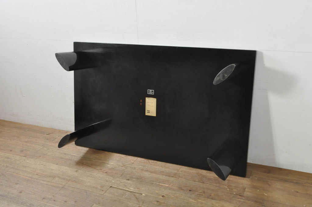 中古　希少な廃番品!!　高級品　モリシゲ(MORISHIGE/森繁)　伝統工芸・彫漆(ちょうしつ)の美しい図柄が目を引く黒漆塗りの座卓(ローテーブル、センターテーブル、リビングテーブル)(定価約100万超)(R-080071)