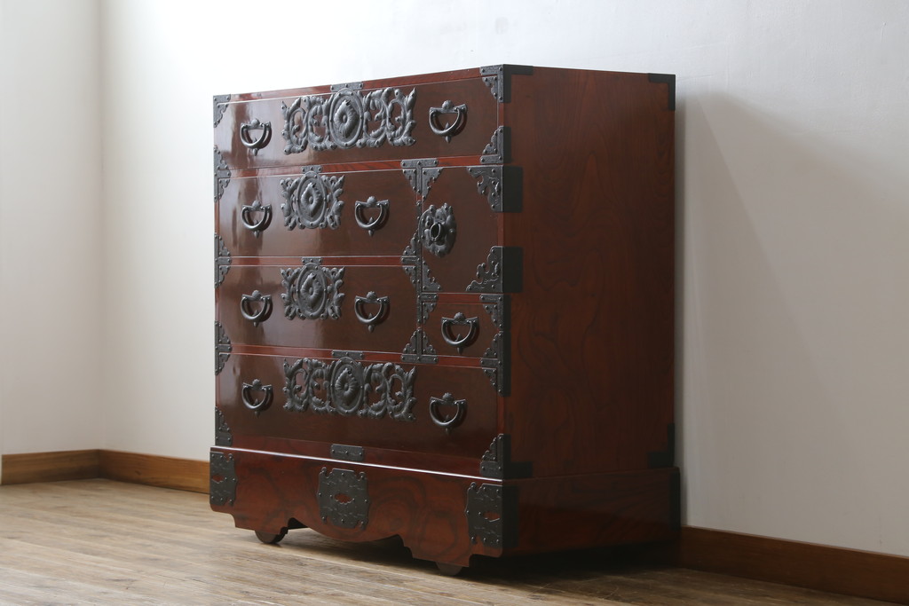 和製ビンテージ　美品　総欅(ケヤキ)材　前面玉杢　木地呂塗り　重厚な手打ち金具が存在感を放つ仙台車箪笥(仙台箪笥、和タンス、収納たんす、引き出し、ヴィンテージ)(R-072106)