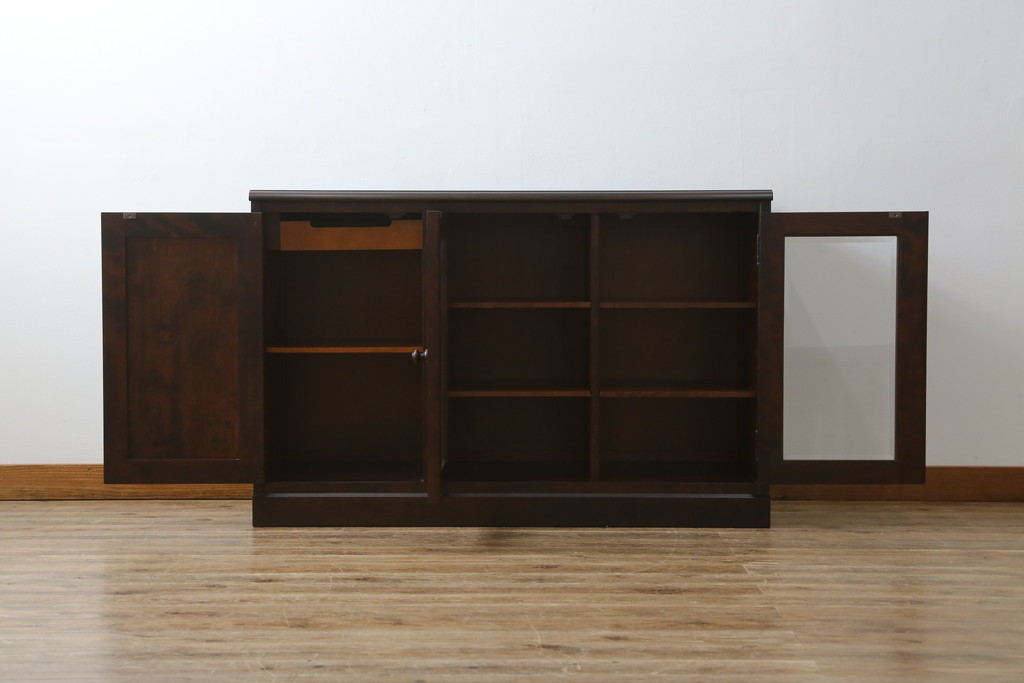 中古　美品　北海道民芸家具　落ち着いた深みのある色合いが美しいサイドボード(サイドキャビネット、戸棚、収納棚、リビングボード)(R-068121)