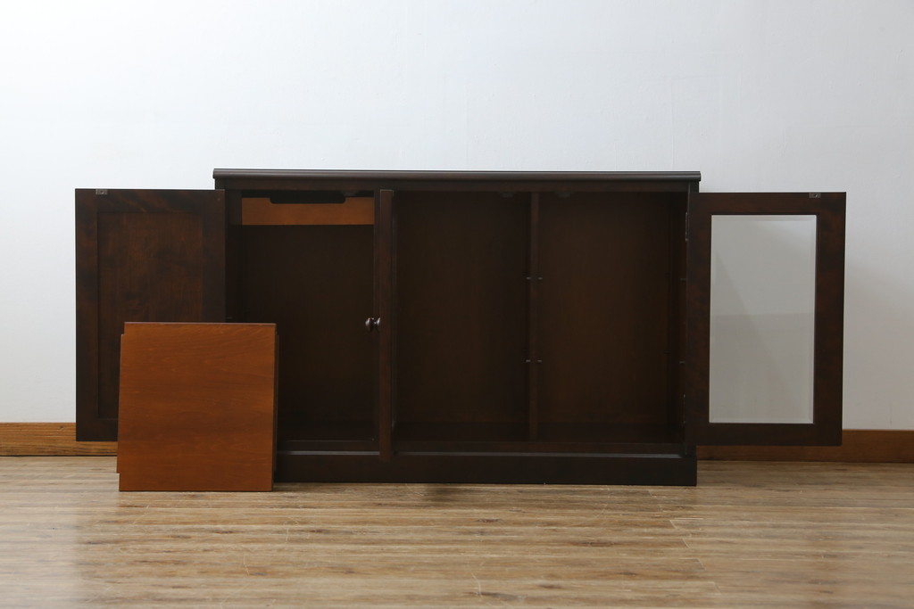 中古　美品　北海道民芸家具　落ち着いた深みのある色合いが美しいサイドボード(サイドキャビネット、戸棚、収納棚、リビングボード)(R-068121)