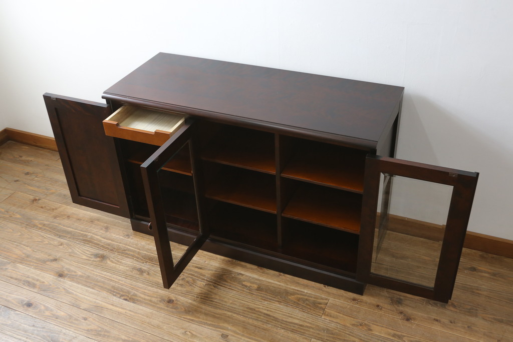 中古　美品　北海道民芸家具　落ち着いた深みのある色合いが美しいサイドボード(サイドキャビネット、戸棚、収納棚、リビングボード)(R-068121)