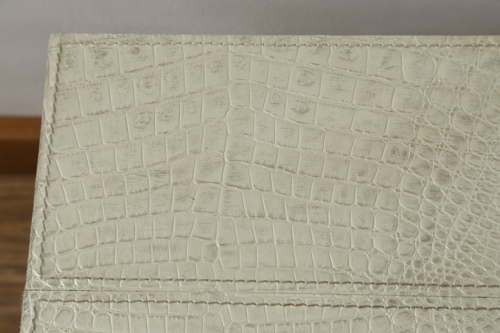 中古　IDC大塚家具取り扱い　FENDI CASA(フェンディ カーサ)　本革(レザー)　クロコ型押し　シンプルでスタイリッシュな佇まいが魅力的なサイドテーブル(カフェテーブル、コーヒー テーブル、ローテーブル)(R-074895)