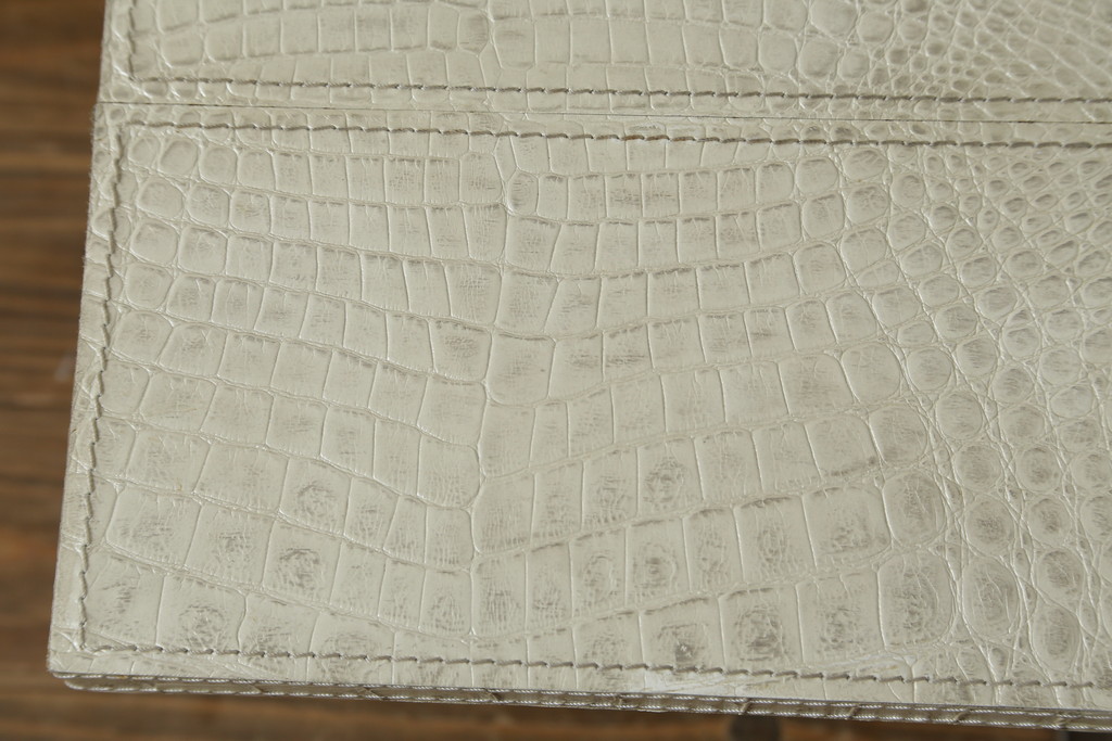 中古　IDC大塚家具取り扱い　FENDI CASA(フェンディ カーサ)　本革(レザー)　クロコ型押し　シンプルでスタイリッシュな佇まいが魅力的なサイドテーブル(カフェテーブル、コーヒー テーブル、ローテーブル)(R-074895)