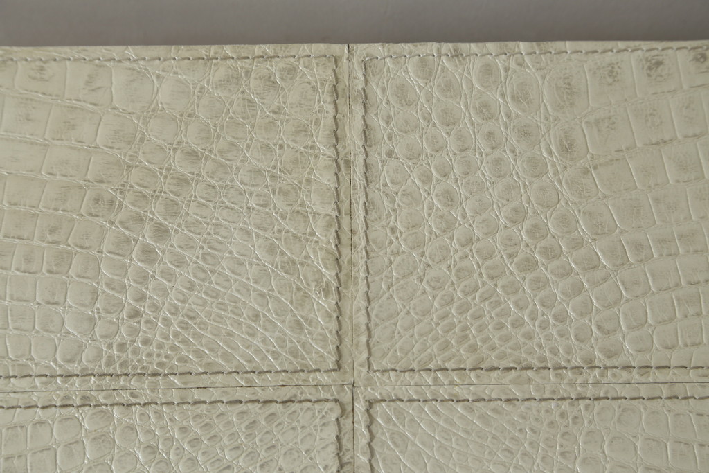 中古　IDC大塚家具取り扱い　FENDI CASA(フェンディ カーサ)　本革(レザー)　クロコ型押し　シンプルでスタイリッシュな佇まいが魅力的なサイドテーブル(カフェテーブル、コーヒー テーブル、ローテーブル)(R-074895)