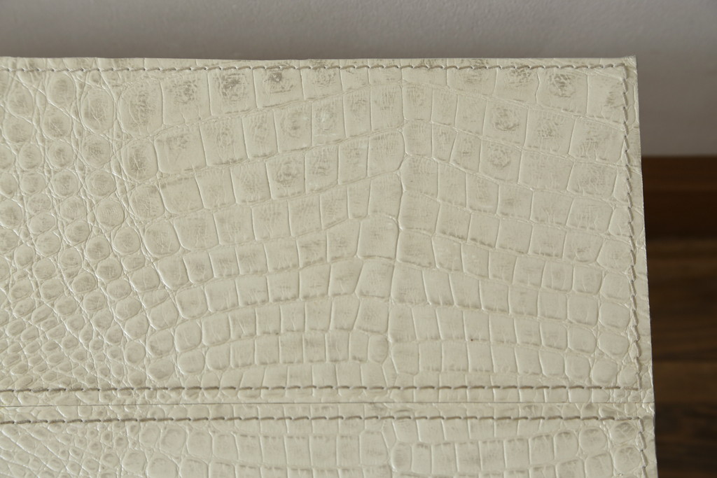 中古　IDC大塚家具取り扱い　FENDI CASA(フェンディ カーサ)　本革(レザー)　クロコ型押し　シンプルでスタイリッシュな佇まいが魅力的なサイドテーブル(カフェテーブル、コーヒー テーブル、ローテーブル)(R-074895)