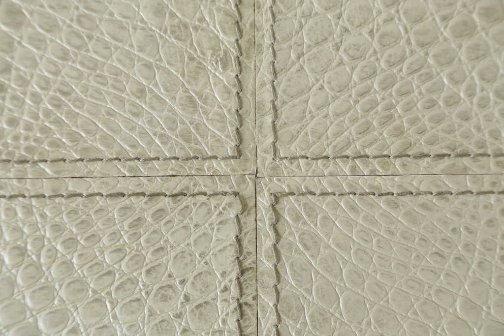 中古　IDC大塚家具取り扱い　FENDI CASA(フェンディ カーサ)　本革(レザー)　クロコ型押し　シンプルでスタイリッシュな佇まいが魅力的なサイドテーブル(カフェテーブル、コーヒー テーブル、ローテーブル)(R-074895)