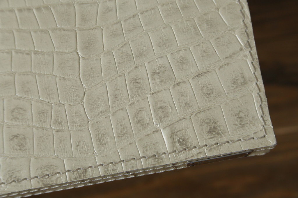 中古　IDC大塚家具取り扱い　FENDI CASA(フェンディ カーサ)　本革(レザー)　クロコ型押し　シンプルでスタイリッシュな佇まいが魅力的なサイドテーブル(カフェテーブル、コーヒー テーブル、ローテーブル)(R-074895)