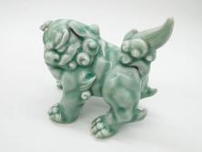 戦前　深川製磁　オールド深川　有田焼　青磁　獅子　高さ 約15cm　威風堂々とした置物(ライオン、オブジェ、置き物、インテリア、ディスプレイ、陶器、裏印)(R-080081)