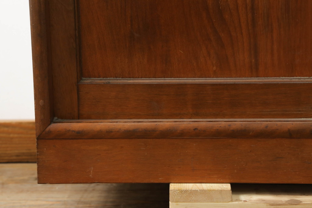 和製アンティーク　樺(カバ)材　レトロデザイン　彫刻入り　ノスタルジックな雰囲気漂う二段重ね食器棚(カップボード、戸棚、収納棚、キャビネット)(R-074556)