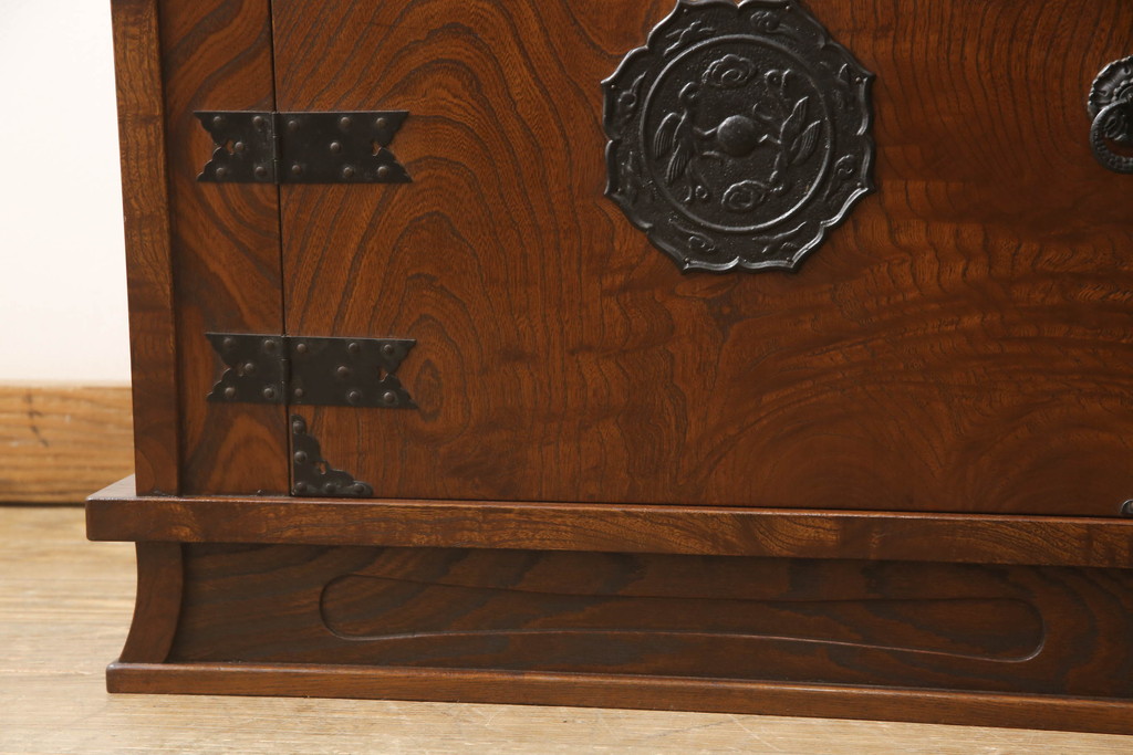 和製ビンテージ　国産　職人手造り品　三方欅(ケヤキ)材　漆塗り　品のある黒金具と和柄の引き戸が目を引く茶棚(飾り棚、違い棚、収納棚、戸棚、サイドボード、ヴィンテージ)(R-065941)
