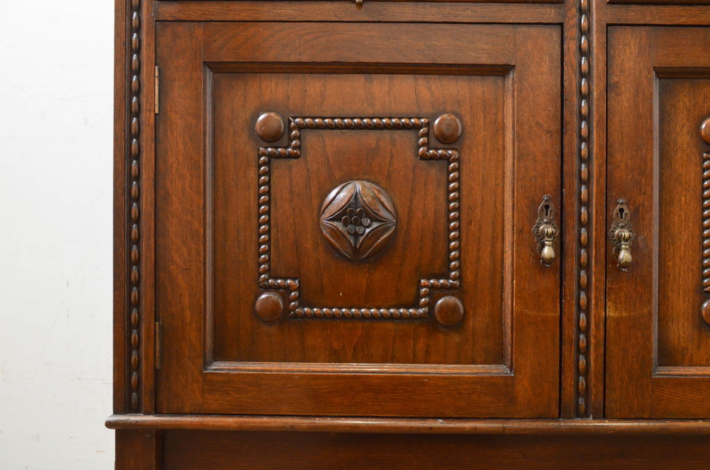 イギリスアンティーク　オーク材　凝ったデザインが目を引く小振りなサイドボード(サイドキャビネット、収納棚、戸棚、引き出し、英国)(R-072588)
